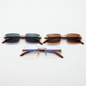 Lunettes de soleil sans monture rétro avec branches aspect bois et pont en métal