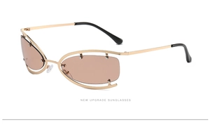 Détail des lunettes de soleil dorées à cadre ajouré et verres bruns style futuriste
