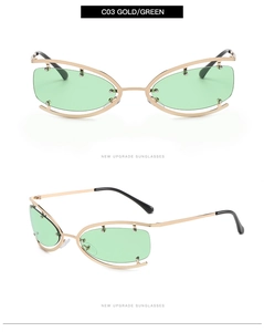 Détail de lunettes papillon dorées avec verres vert menthe et rivets argentés