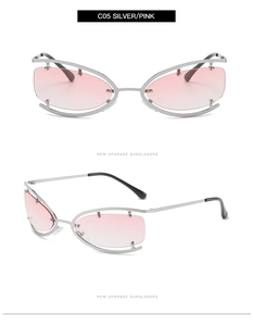 Vue détaillée des lunettes de soleil argentées évidées avec verres roses dégradés