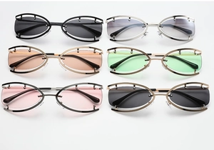 Vue à plat de lunettes de soleil en métal évidé en six couleurs sur fond blanc
