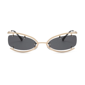 Lunettes de soleil œil-de-chat tendance avec monture dorée et verres gris foncé pour femme