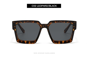 Dettaglio occhiali da sole squadrati oversize leopardati con lenti nere di qualità