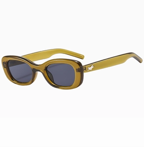 Détail de lunettes de soleil vert olive translucides avec ornements d'étoiles en argent