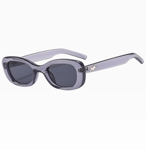 Détail de lunettes de soleil ovales violettes avec étoiles argentées sur la monture