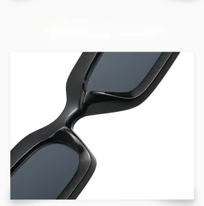Detail of the integrated nose bridge on black glossy square fashion sunglasses