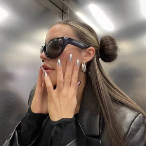Occhiali da sole Y2K neri oversize e orecchini a cerchio in argento con giacca di pelle