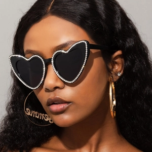 Lunettes de soleil cœur pour femmes avec monture en strass et verres noirs