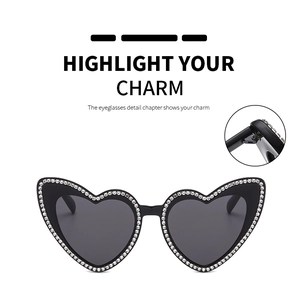 Détails de lunettes de soleil en cœur avec monture ornée de strass et charnières précises