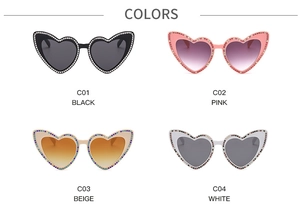 Détail de quatre options de couleurs pour lunettes de soleil coeur avec montures strass