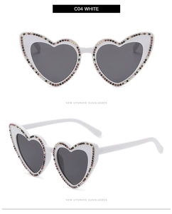 Détails des lunettes de soleil blanches en forme de cœur avec strass et verres gris