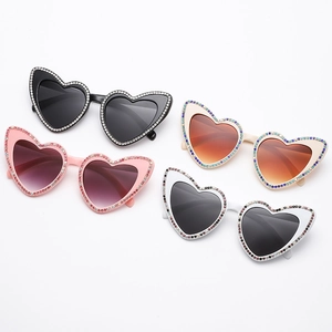 Lunettes de soleil cœur surdimensionnées avec strass en quatre couleurs