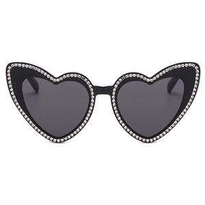 Lunettes de soleil cœur serties de diamants avec monture noire et verres gris foncé