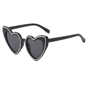 Lunettes de soleil cœur à monture noire ornée de strass et verres gris tendance