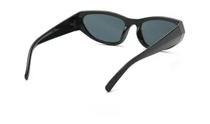 Vista posteriore dettagliata di occhiali da sole vintage Y2K cat-eye con ampia montatura nera