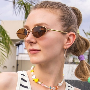 Lunettes de soleil œil de chat rétro avec monture hexagonale en métal doré et verres marron
