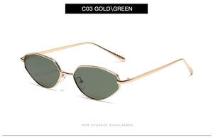Gros plan de lunettes de soleil œil de chat dorées avec verres verts et plaquettes