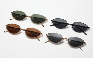Vue à plat de lunettes de soleil œil de chat rétro en plusieurs couleurs avec montures
