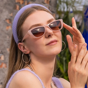 Fashionable cat eye sunglasses with beige frames and brown lenses for a stylish street look