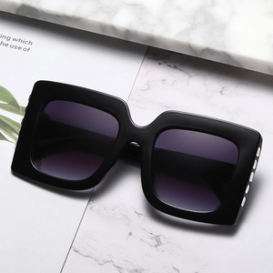 Occhiali da sole squadrati oversize alla moda con montura nera e lenti viola sfumate
