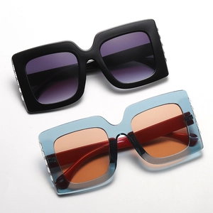 Occhiali da sole quadrati oversize alla moda in nero opaco e blu con dettagli in metallo