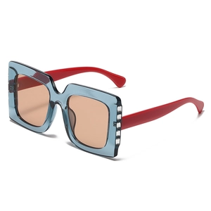Occhiali da sole quadrati oversize con stanghette rosse e cristalli in montatura blu-grigio
