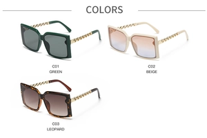 Tre occhiali da sole quadrati grandi in verde, beige e leopardo con aste a catena in metallo