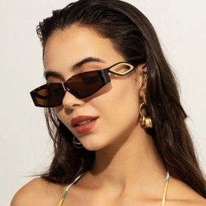 Tortoiseshell geometric sunglasses with UV400 lenses and metal hollow temples on model