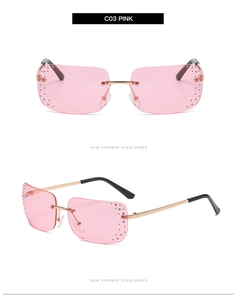 Dettaglio macro degli occhiali da sole rosa senza montatura con strass e montatura dorata