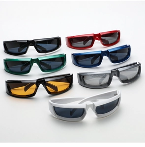 Collection de sept lunettes de soleil sport Y2K steampunk en diverses couleurs sur blanc