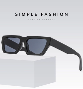 Detailansicht der schwarzen quadratischen Sonnenbrille mit glänzendem Finish