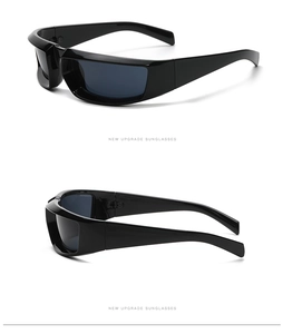 Vue détaillée des lunettes de soleil Y2K steampunk noires avec monture enveloppante