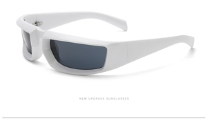 Détail de lunettes de soleil Y2K à monture blanche épaisse et verres gris anti-UV