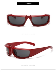 Détail de lunettes Y2K rouges style steampunk avec monture large et charnières métal