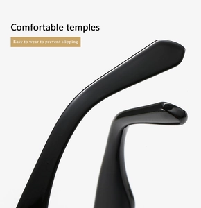 Nahaufnahme der bequemen ergonomischen Bügel der modischen schwarzen quadratischen Sonnenbrille