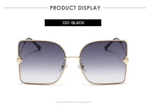 Détail de lunettes de soleil carrées en métal avec verres dégradés et embouts noirs
