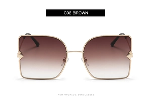 Détail de lunettes de soleil carrées en métal doré avec verres dégradés marron