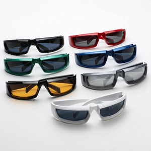 Lunettes de soleil steampunk Y2K en plusieurs couleurs disposées en forme d'onde