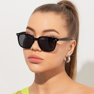 Retro Square Sunglasses UV400 Protection PC Lens Resin Frame Classic Rivet Detail Women Men Outdoor Fashion Eyewear