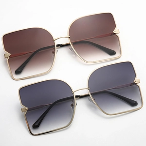 Lunettes de soleil carrées oversize avec monture métallique et verres dégradés pour femme
