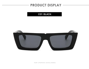 Vue détaillée des lunettes de soleil rectangulaires noires C01 avec verres foncés modernes