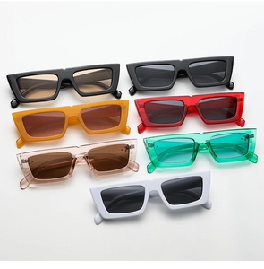 Vue à plat de lunettes de soleil ovales vintage en sept couleurs avec monture gelée