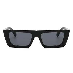 Lunettes de soleil rectangulaires noires tendance avec monture gelée pour photos de rue