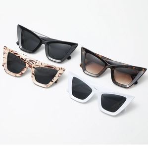 Vue à plat de lunettes de soleil œil-de-chat en noir, blanc, écaille et imprimé léopard