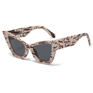 Lunettes de soleil œil-de-chat à motif marbre avec verres gris foncé, vue à 45 degrés