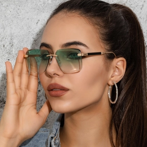 Lunettes de soleil carrées sans monture avec verres dégradés verts et branches en métal