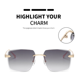 Détail de lunettes de soleil carrées sans monture avec charnières en métal doré brillant