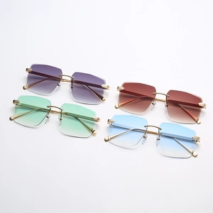 Lunettes de soleil carrées sans monture avec verres dégradés violets, verts, marron et bleus