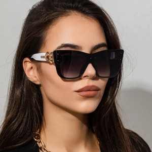 Cat Eye Sunglasses Women Large Frame UV400 Protection Resin Gradient Lens Fashion Eyewear With Gold Metal Chain Decor
