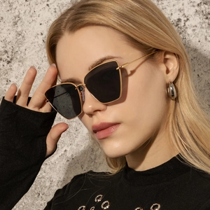 Modische Damen-Cat-Eye-Sonnenbrille mit goldener Metallfassung und dunklen Gläsern